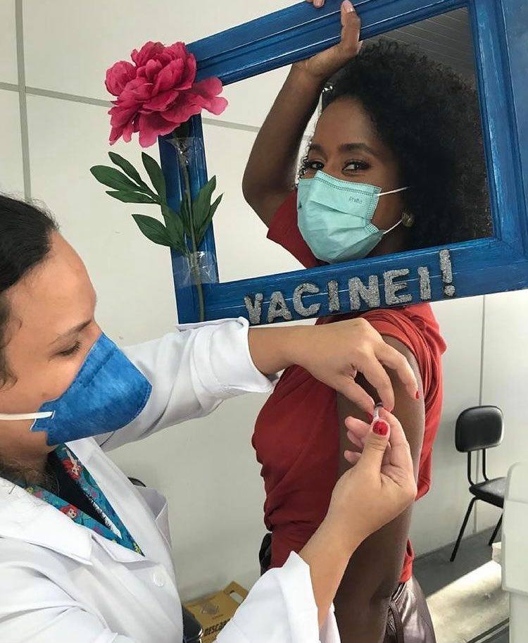 Maju Coutinho toma primeira dose da vacina contra a Covid e comemora de modo inusitado