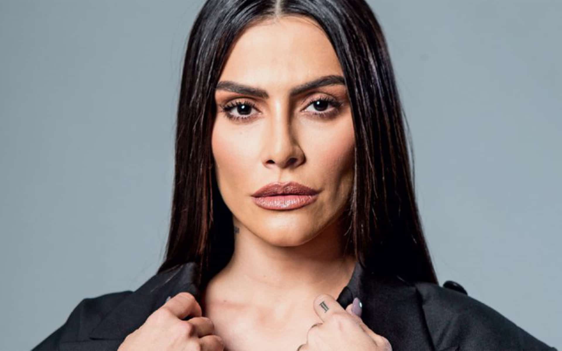 A famosa ex-atriz da Globo, Cleo agita as redes sociais após exibir curvas (Foto: Reprodução)