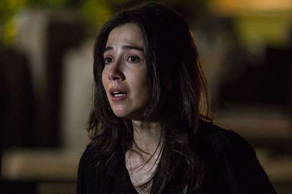 Cora finge que não sabe que José Alfredo está vivo para conseguir 'fugir' de hospício em Império (Reprodução/Globo)