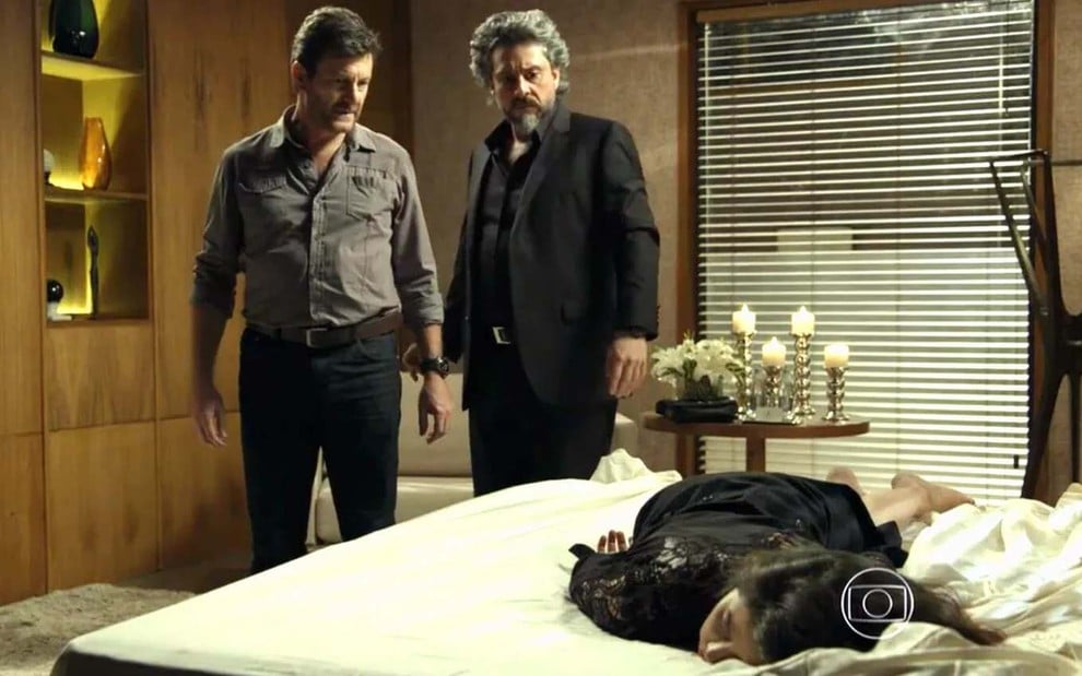 Em Império, Zé Alfredo vai dopar Cora para conseguir o diamante rosa de volta na trama da Globo (Reprodução/Globo)