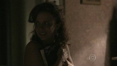 Lorraine rouba álbum e descobre segredo na trama da Globo (Foto: Reprodução)