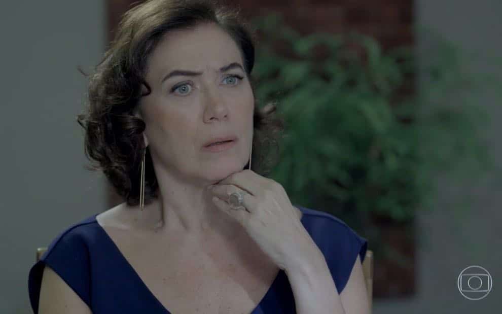 Maria Marta fala sobre primeiro marido durante entrevista com Téo na novela da Globo (Foto: Reprodução)