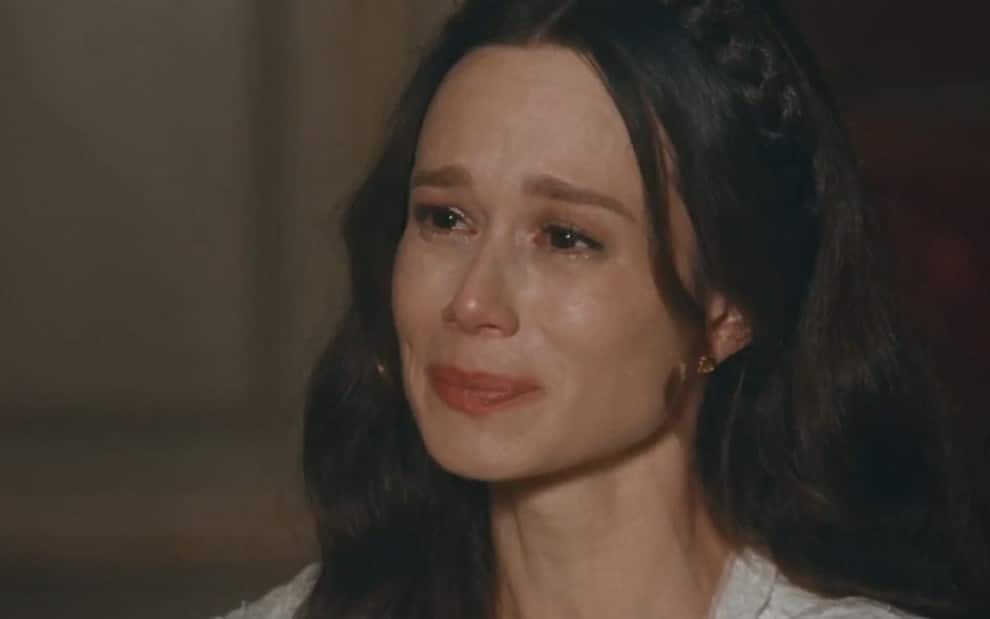 Grávida, Luísa passa mal e é socorrida por Pilar na trama da Globo (Reprodução/Globo)
