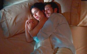 Nélio e Dolores deixam tudo para trás na trama da Globo (Foto: Reprodução)