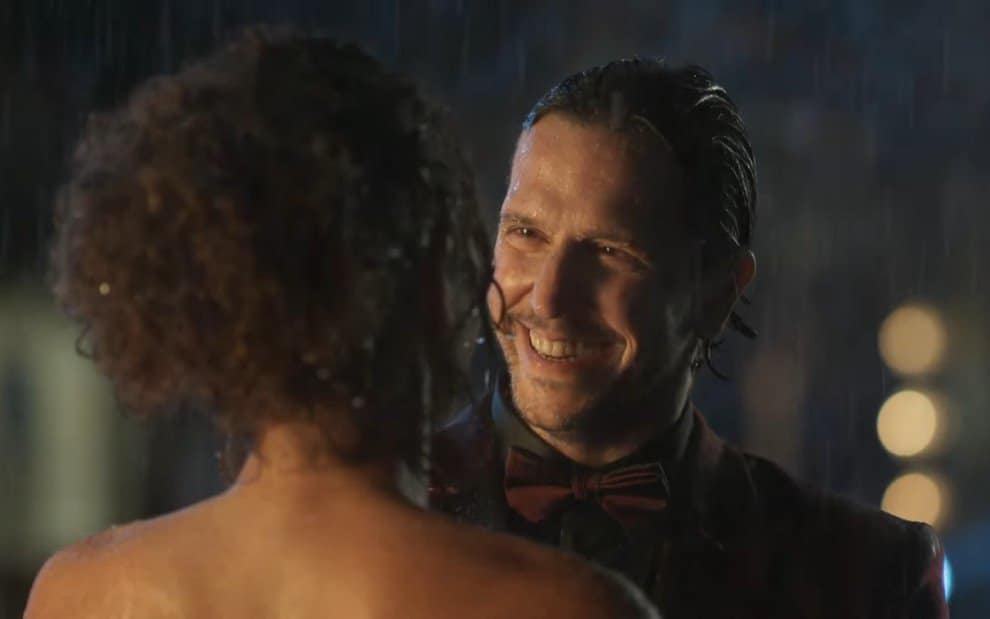 Neném se declara para Rose na trama da Globo (Foto: Reprodução)