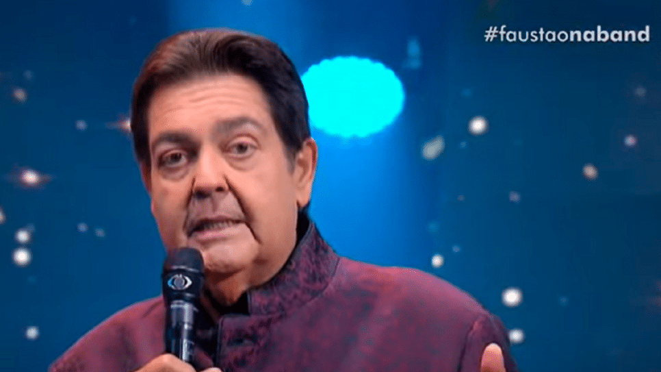 Anne Lottermann Faustão faz anúncio na Band sobre situação difícil de Tiago Leifert e se emociona durante gravação (Foto: Reprodução)