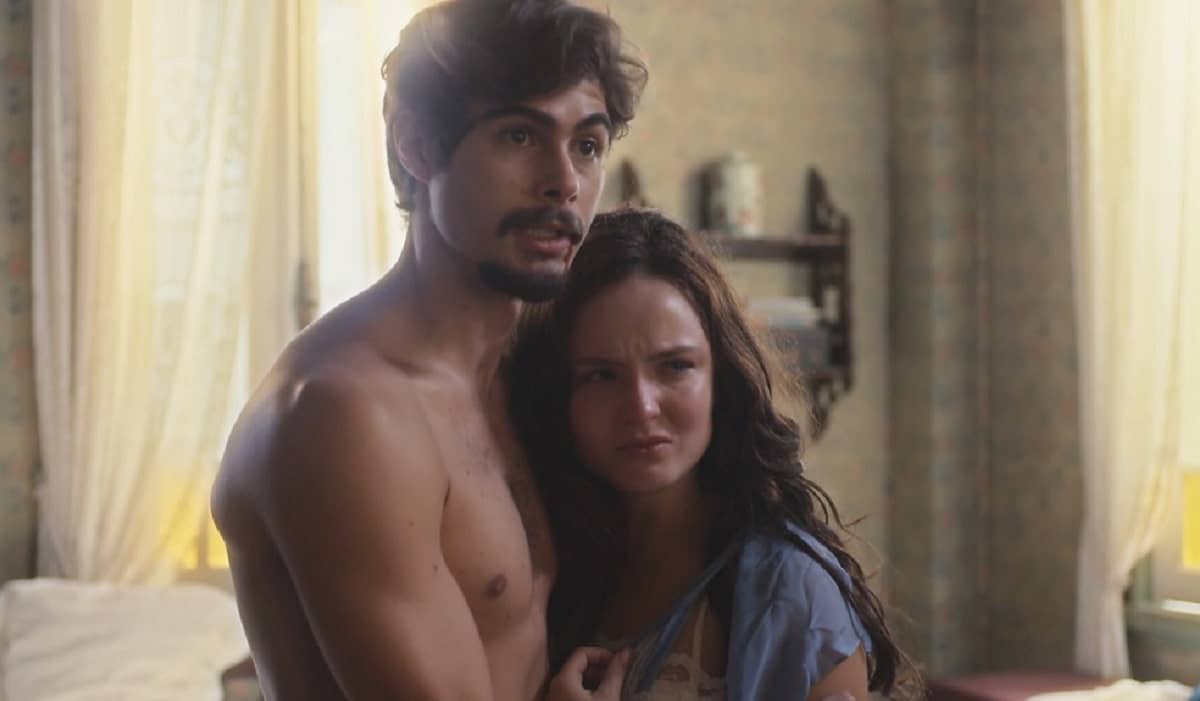 Matias pega Davi e Elisa na cama após noite quente na trama da Globo (Foto: Reprodução)