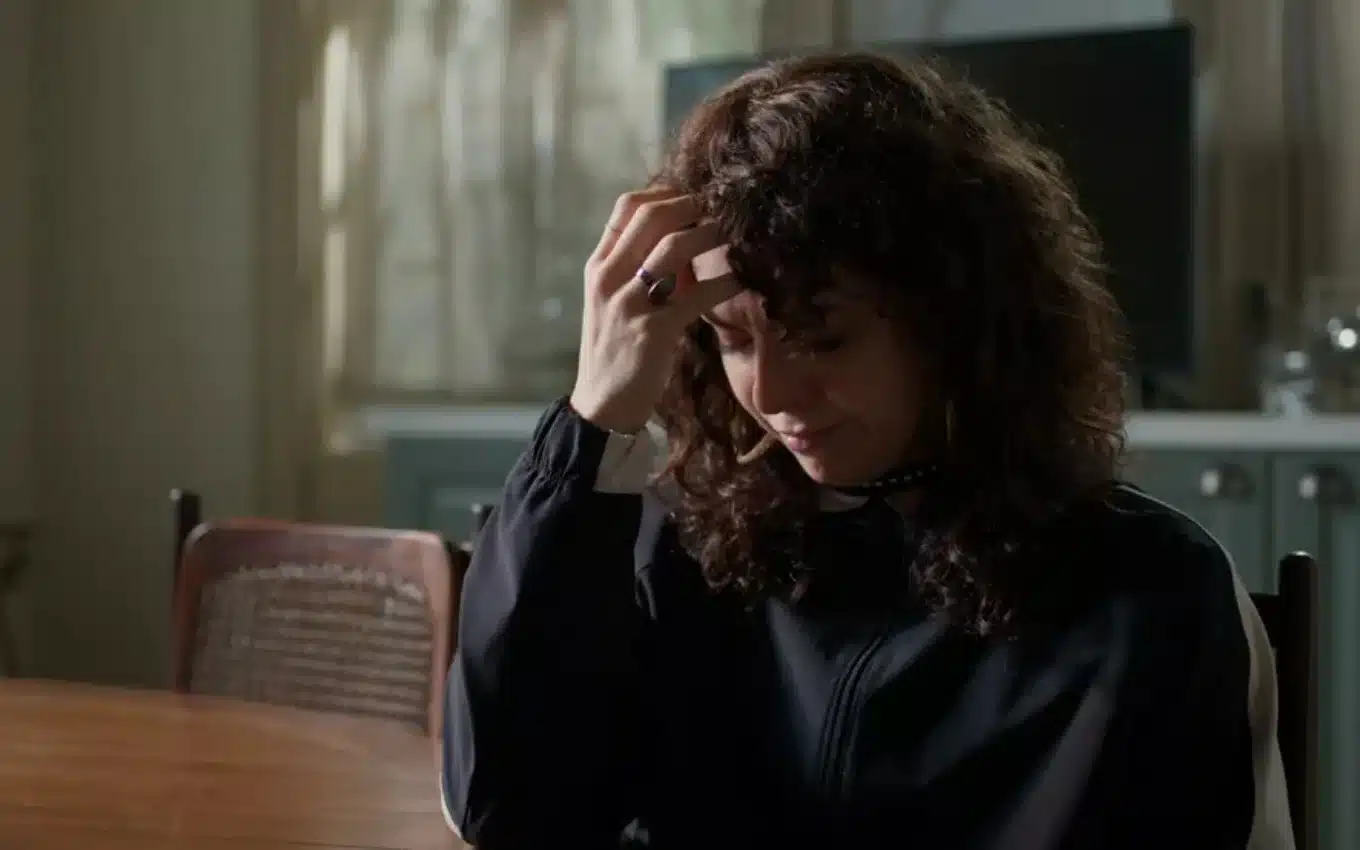 Um Lugar ao Sol: Sthephany surpreende, dá beijão em Christian e acaba humilhada (Reprodução/Globo)