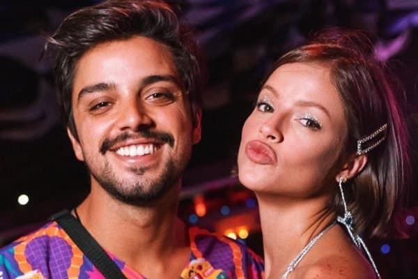 O famoso ex-ator da Globo comentou sobre sua sexualidade e namoro com Agatha Moreira (Foto: Reprodução)