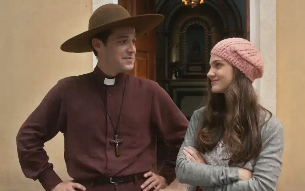 Olívia (Debora Ozório) será surpreendida pelo padre Tenório (Jayme Matarazzo) em Além da Ilusão (Foto: Reprodução - TV Flobo)