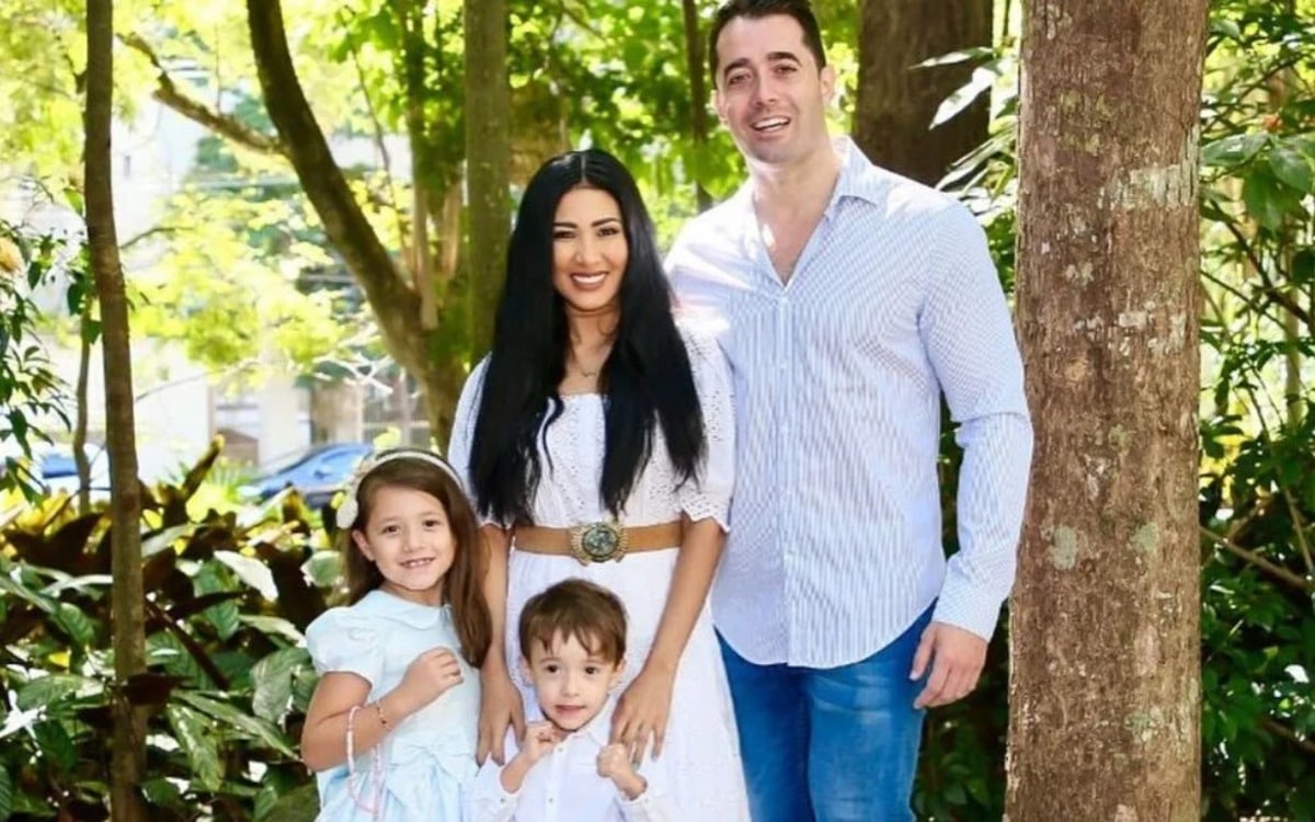 A famosa cantora sertaneja e irmã de Simone, Simaria, seu ex-marido, Vicente Escrig e seus filhos (Foto: Reprodução)