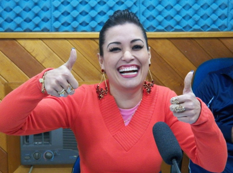 Milene Pavorô é assistente de palco de Ratinho e conversou com Celso Portiolli no Domingo Legal (Foto: Reprodução)