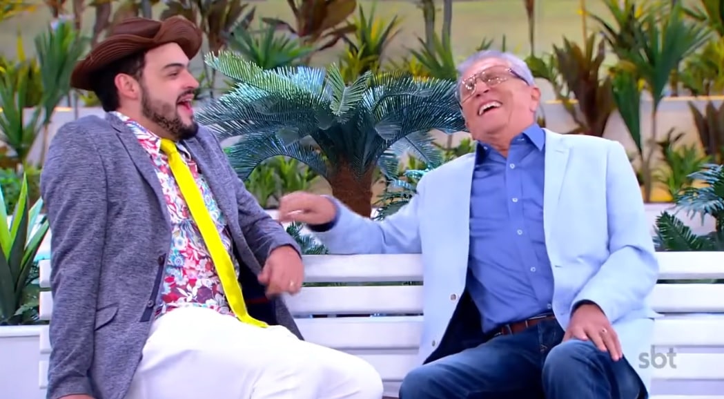 Carlos Alberto de Nóbrega e Matheus Ceará na Praça É Nossa, do SBT (Foto: Reprodução)