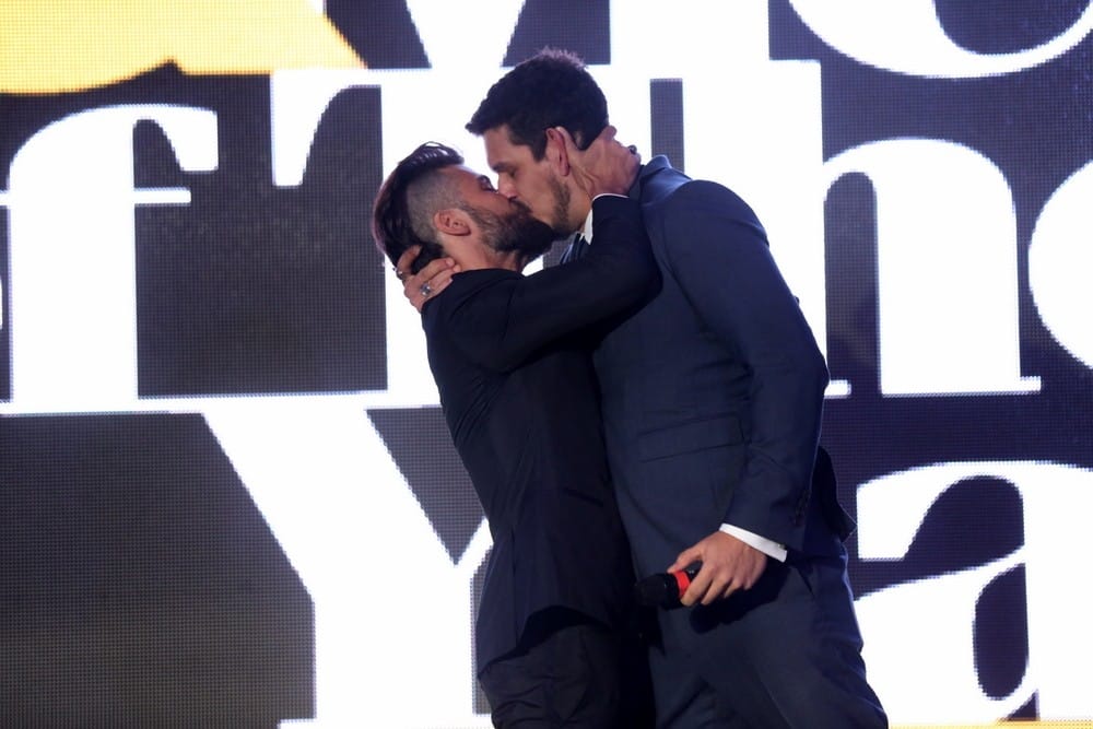 O famoso ex-ator da Globo, Bruno Gagliasso e João Vicente na premiação "Homem do ano" (Foto Reprodução)