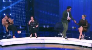 Padre Fábio de Melo “não se controla”, deixa o palco do Domingão com Huck e o apresentador da Globo reage (Foto: Reprodução / Globo)