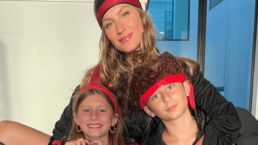 A famosa modelo ao lado de seus filhos, Viviane e Benjamin (Foto: Reprodução)