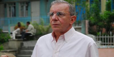 Marco Nanini aparece em cadeira de rodas em aeroporto no Rio de Janeiro (Imagem Reprodução Internet)