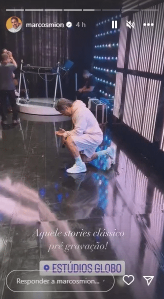 O famoso apresentador da Globo foi flagrado momento antes de entrar no palco do Caldeirão (Foto: Reprodução)