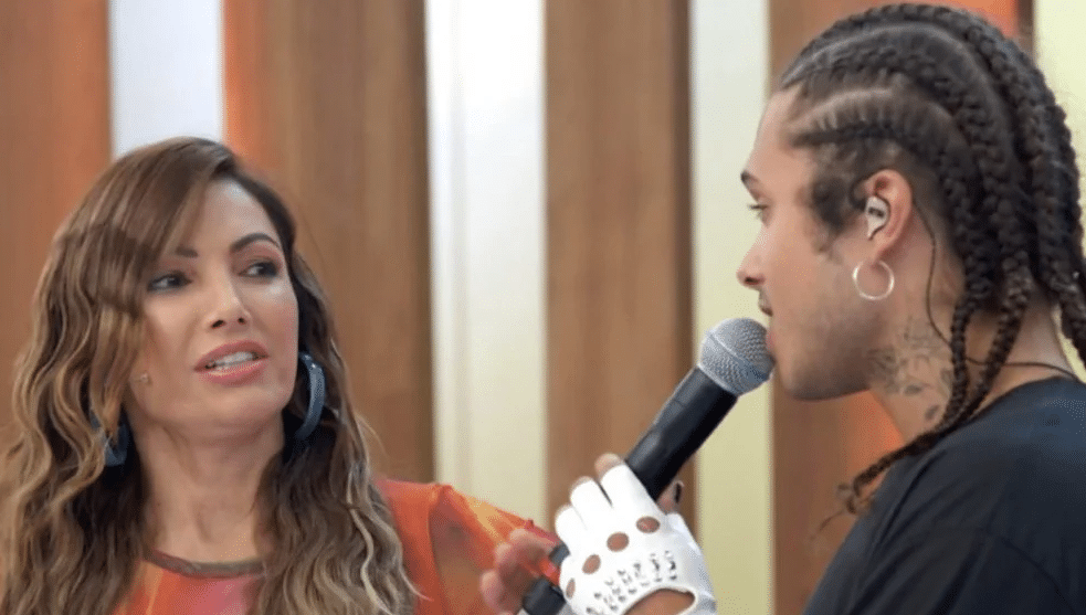 O cantor não conseguiu esconder tristeza ao falar sobre agressão durante o Encontro da Globo (Foto: Reprodução)