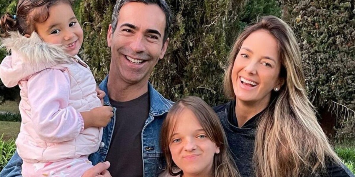 O âncora do Jornal Hoje da Globo, César Tralli ao lado de Ticiane Pinheiro, sua enteada e sua filha (Foto: Reprodução)