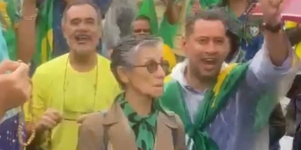Cássia Kis ignora fãs que a esperam na porta da Globo (Foto: Reprodução)