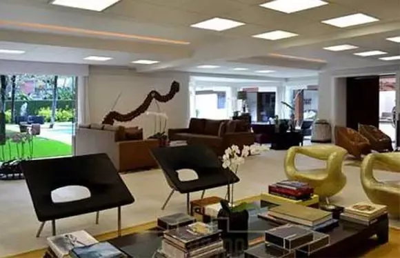 Sala ampla que tem na mansão (Foto Reprodução/Internet)