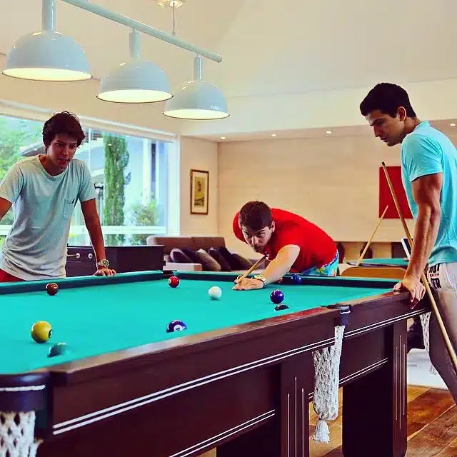 Enzo Celulari jogando sinuca na época que a propriedade era da sua família (Foto Reprodução/Yahoo)