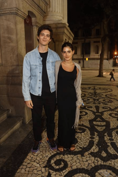 A famosa atriz de Pantanal da Globo, Julia Dalavia e ao lado de seu namorado, João Vithor (Foto: Reprodução)