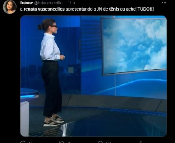 A apresentadora do Jornal Nacional ao lado de William Bonner, surpreendeu ao aparecer de tênis (Foto: Reprodução)