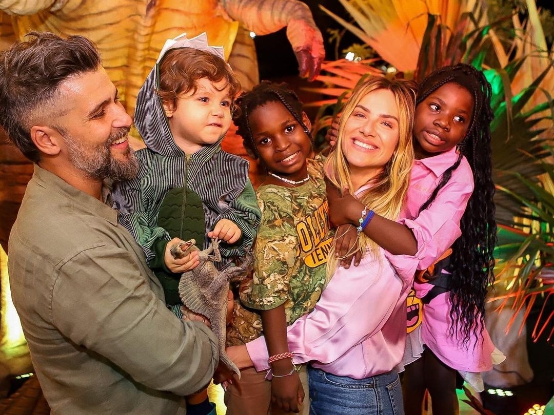 Bruno Gagliasso ao lado de sua linda família (Foto: Reprodução)