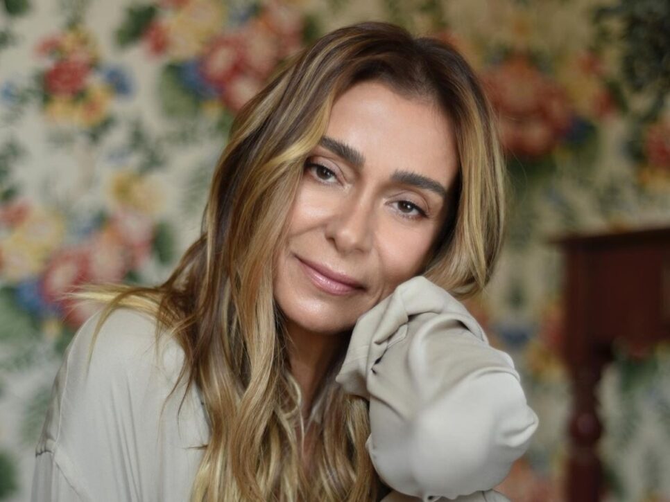A atriz Mônica Martelli da Rede Globo fica constrangida com própria filha