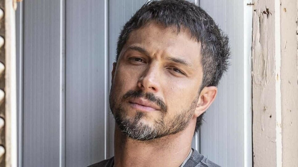 Oto (Romulo Estrela) na novela Travessia da rede Globo