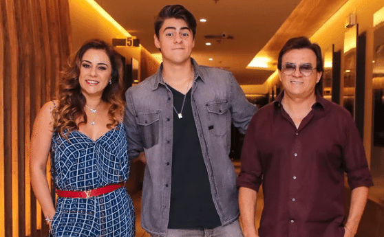 Chitãozinho ao lado de seu filho Enrico Lima e sua esposa Márcia (Foto: Reprodução)