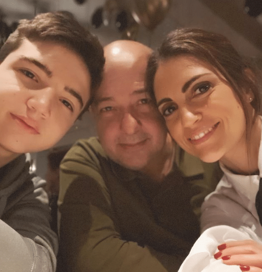 Chris junto com a sua família (Foto: Reprodução)