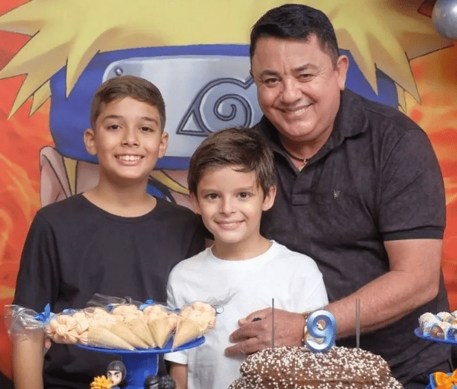 O pai de Cristiano ao lado de seus netos (Foto: Reprodução)