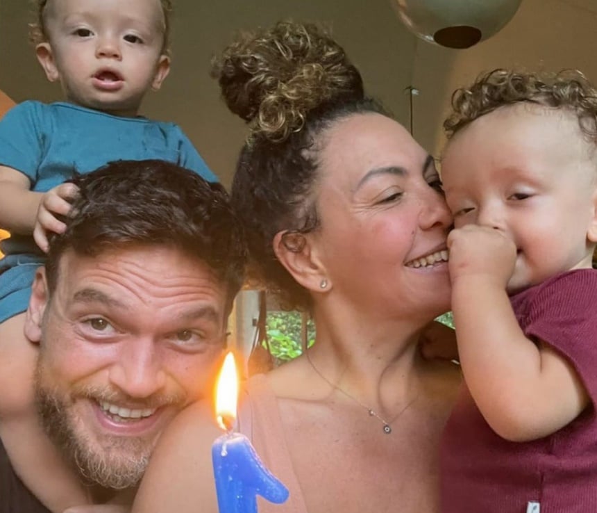 A atriz da Globo está junto com o galã Emílio Dantas e eles tem filhos gêmeos