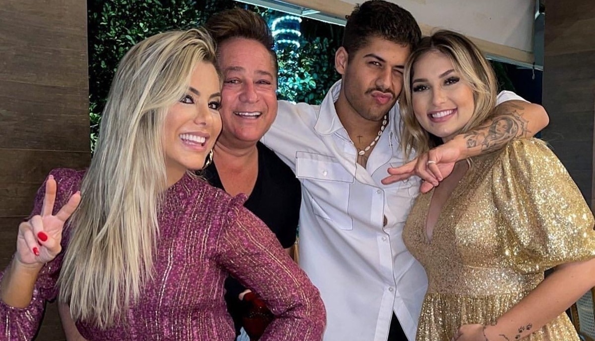 A esposa do famoso cantor sertanejo, ao lado de Zé Felipe e Virgínia Fonseca (Foto: Reprodução)