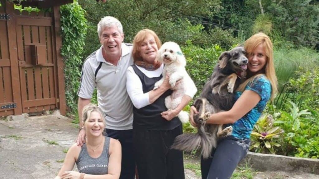 A ex atriz com sua família longe dos holofotes