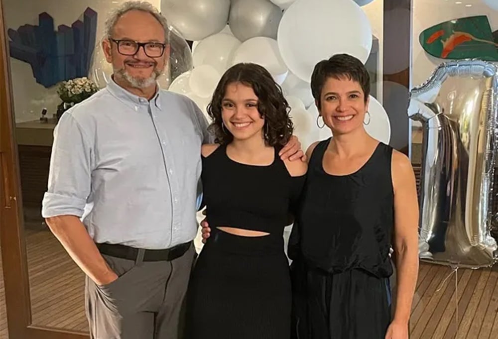 O casal de jornalistas com a filha deles, que mora no exterior a estudos