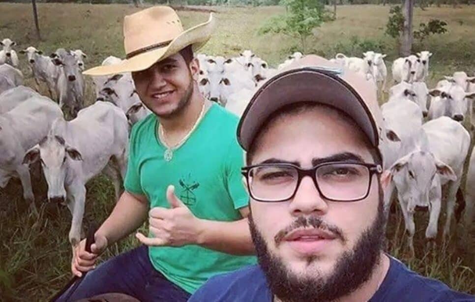 Henrique e Juliano com seu gado
