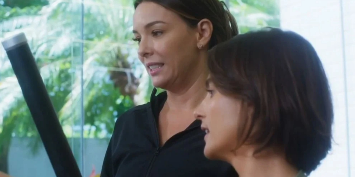 Clara beija Helena e some na trama da Globo (Foto: Reprodução)