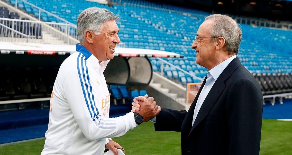 O técnico Ancelotti cumprimenta o presidente do Real Madrid, Florentino Pérez