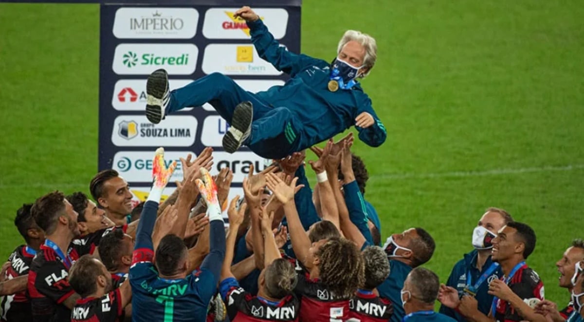 O técnico e ídolo do Flamengo em celebração com os jogadores pelo título do Cariocão 2020
