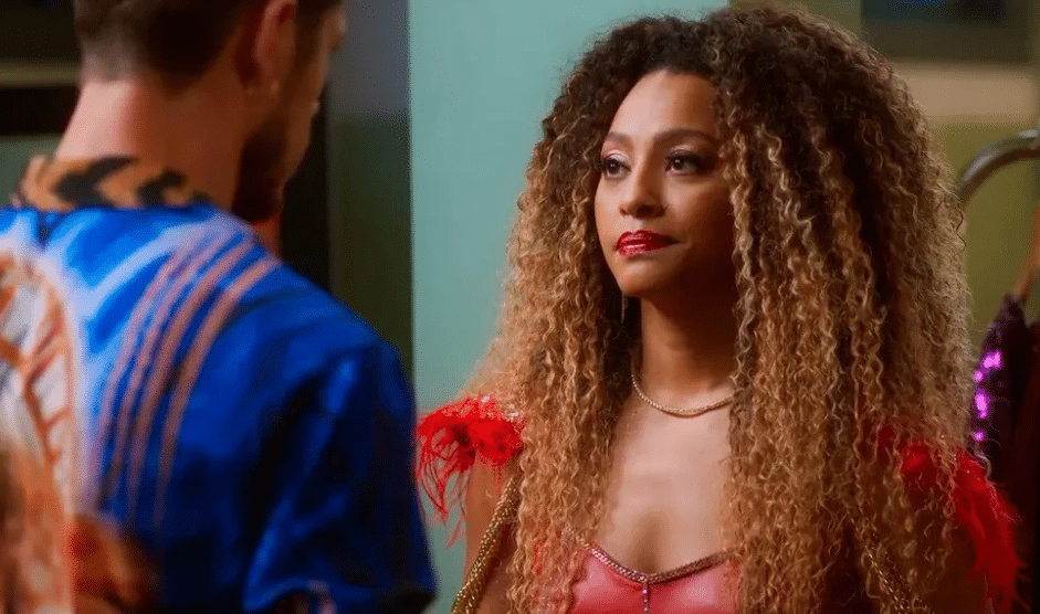 Sol engata romance com Lui na trama da Globo (Foto: Reprodução)