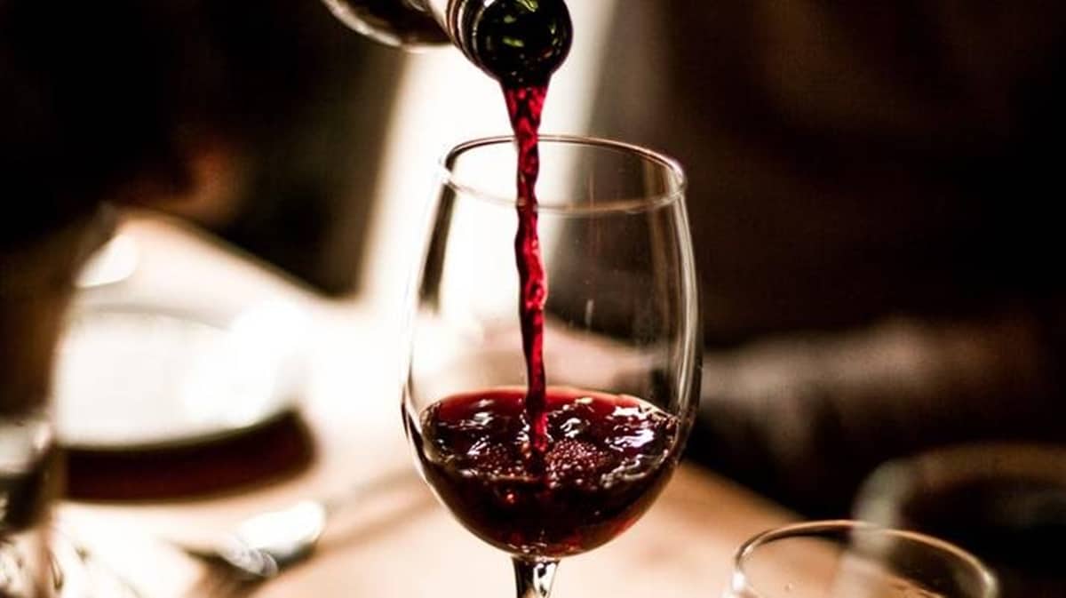 Vinho tinto sendo colocado em uma taça