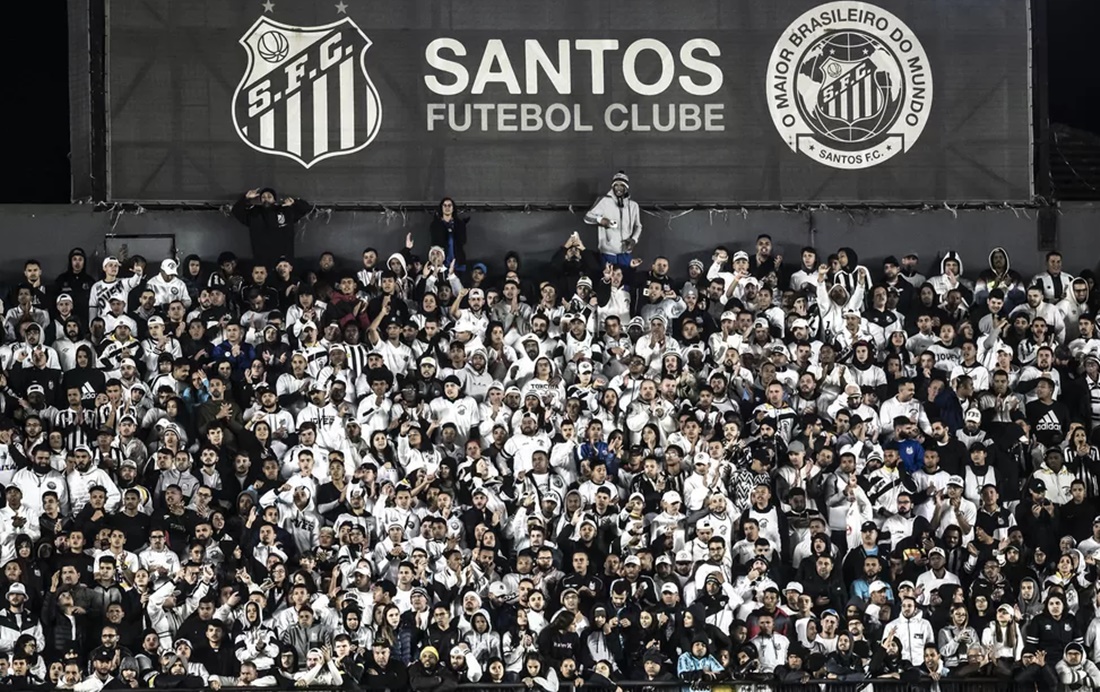A grande torcida do Santos critica Odair Hellmann e Rueda