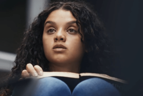 Karina descobre que fotos vazaram na internet na trama da Globo (Foto: Reprodução)