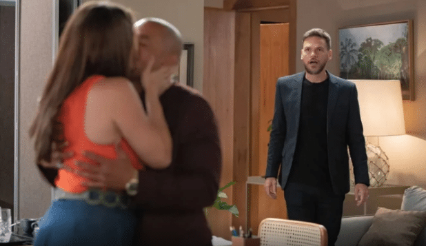 Theo flagra Clara beijando Orfeu na trama da Globo (Foto: Reprodução)