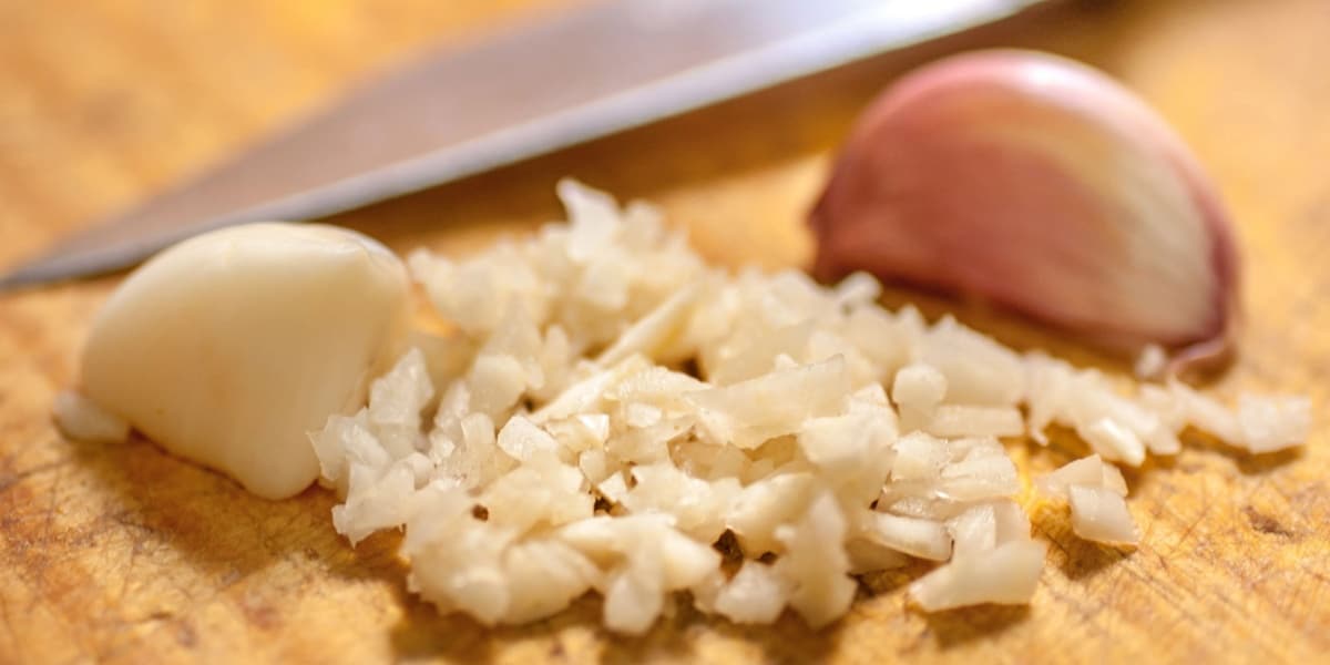 Alho, alimento versátil que causa mau hálito (Imagem Reprodução Internet)
