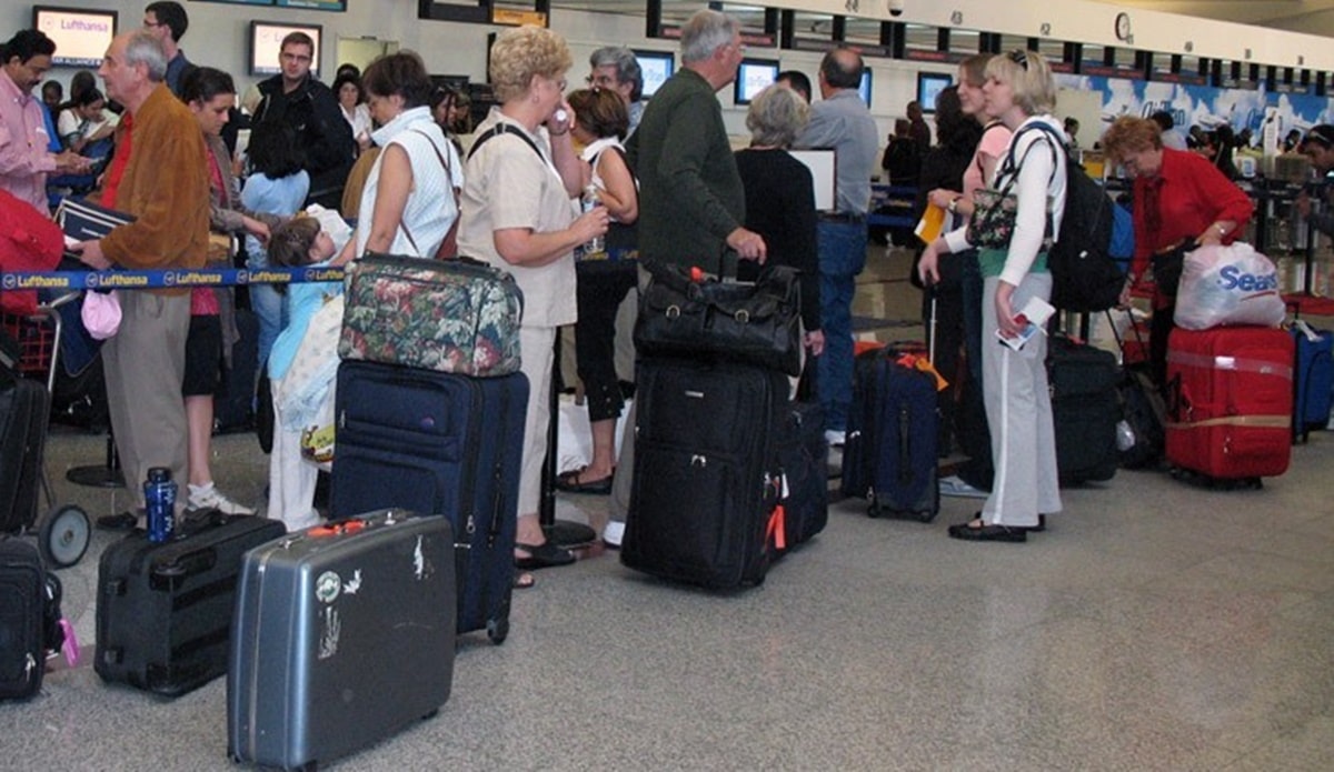 Filas de passageiros em aeroporto aguardando voo (Foto: Reprodução/ Internet)